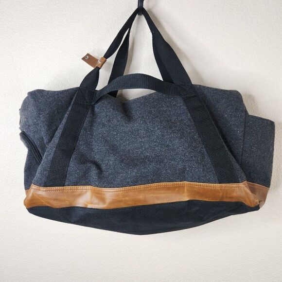 Field & Co. Fleece Large Duffel Bag Gym Bag Gray Brown Zip Top Adjustable Straps - Picture 5 of 9